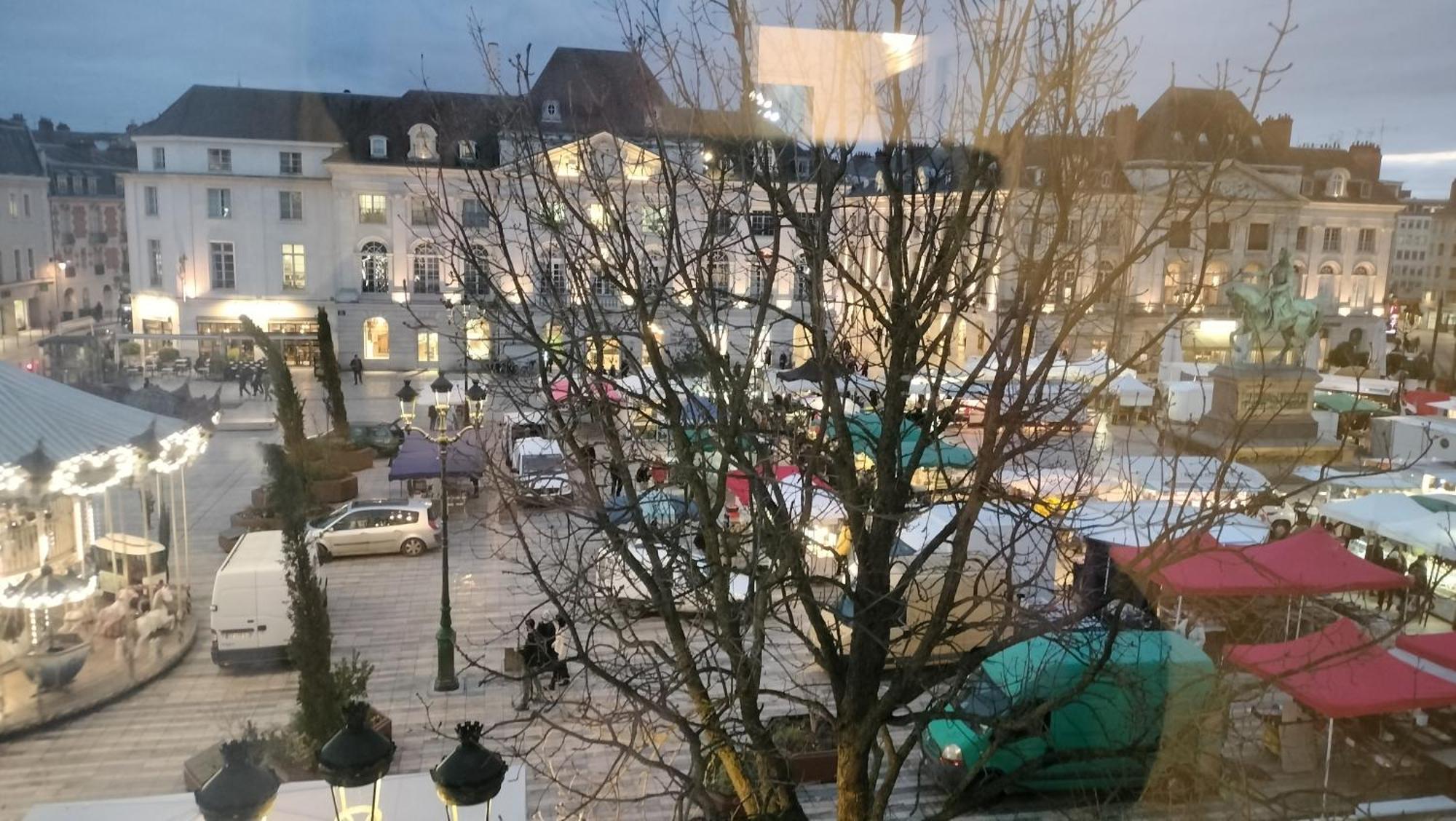 Appartement Avec Belle Vue Sur La Place Du Martroi 奥尔良 外观 照片